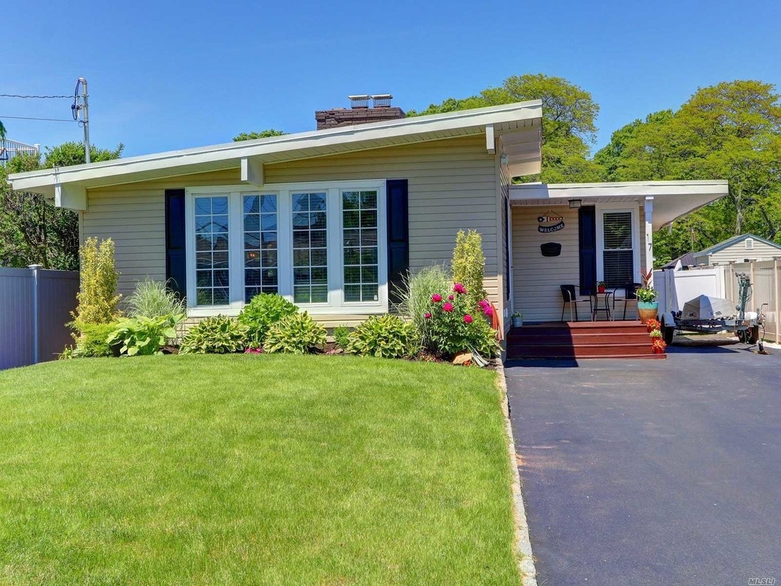17 Central Ave, Amityville, NY 11701 House Rental in Amityville, NY