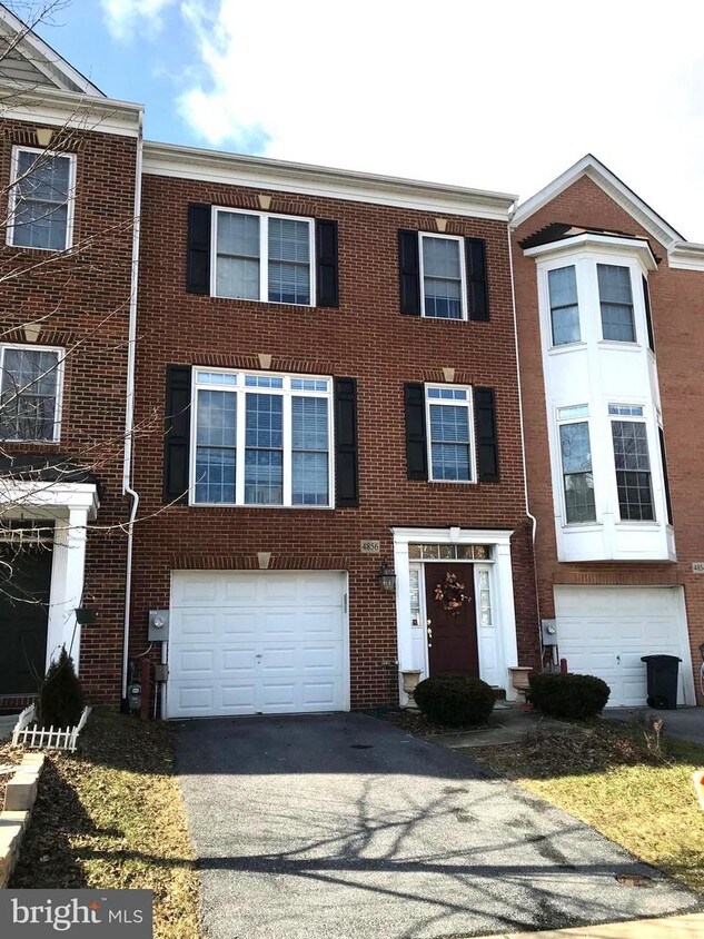 Foto principal - 4856 Lee Hollow Pl