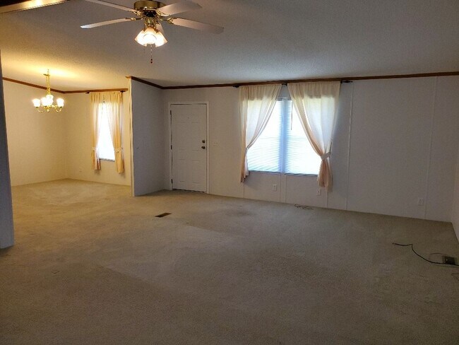 Foto del edificio - Charm & Commuter Convenience – 3BR/2BA Outside City Limits
