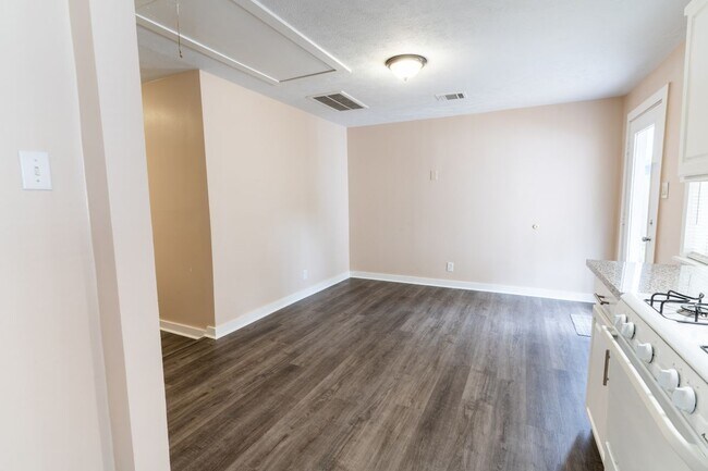 Foto del edificio - 305 N Live Oak St