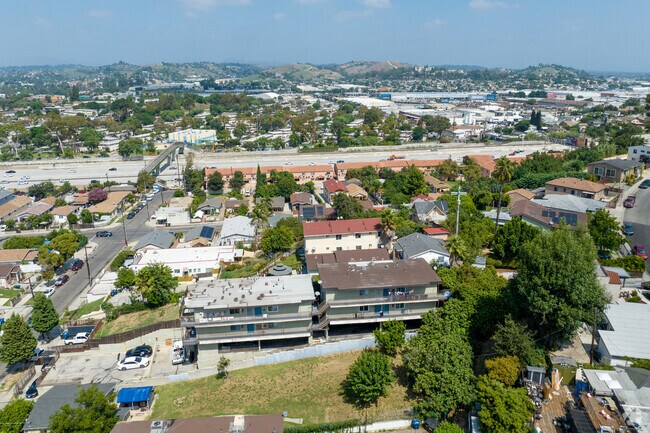 Descripción aérea del complejo multifamiliar - 1230 N Evergreen Ave