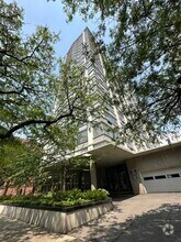 Building Photo - 5757 N Sheridan Rd