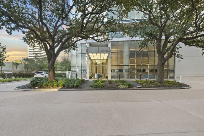 Building Photo - Stunning high rise unit in the affluent River Oaks District!