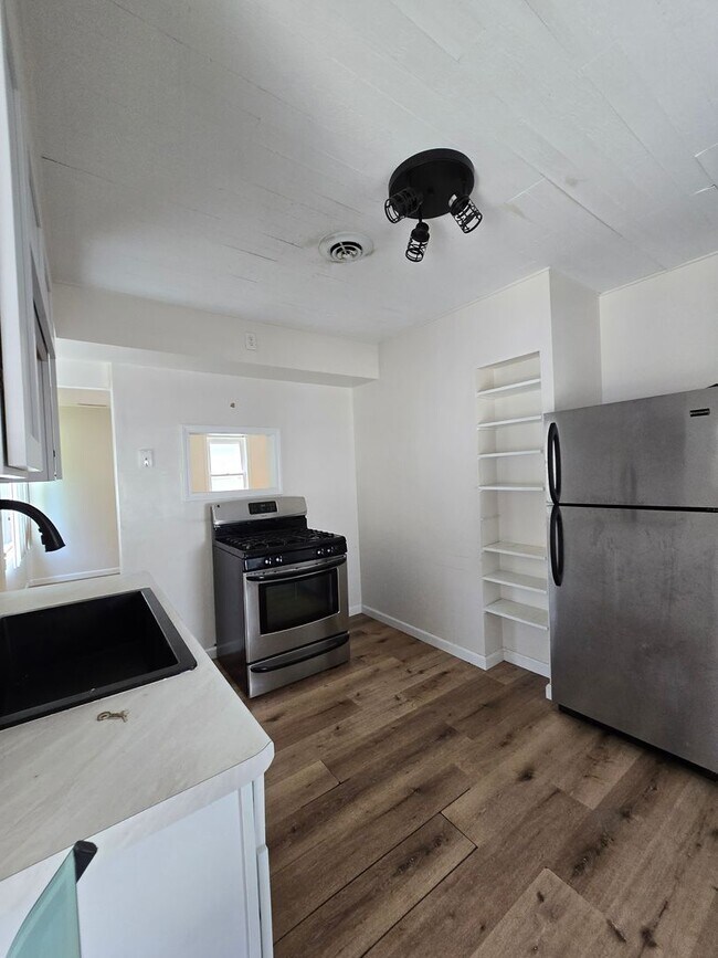 Building Photo - Enderis Park 2 Bedroom 1 Bathroom Single F...