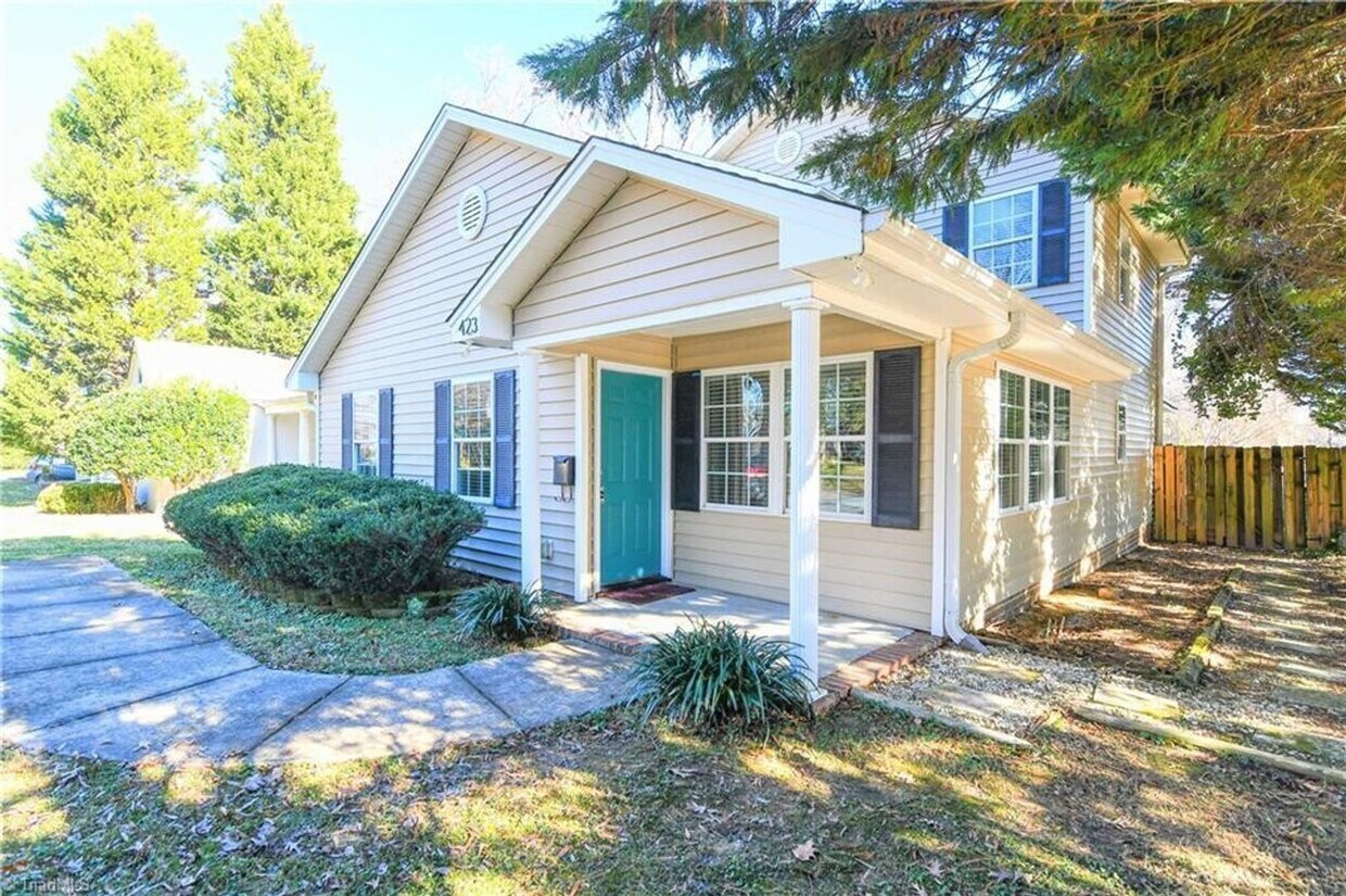 Foto principal - Bright and spacious 3BR/2ba in Lindley Park!