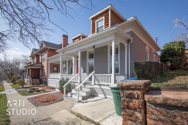 Foto del edificio - 4 Bed 2 Bath Salt Lake Home For Rent!