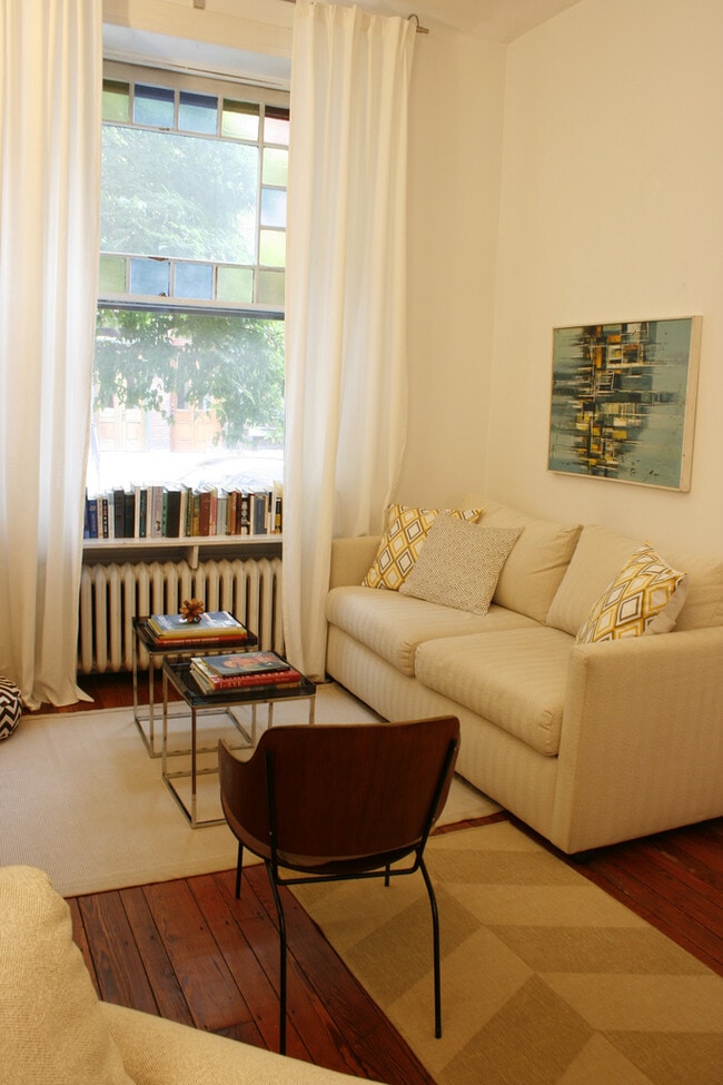 Living Room 2 - 826 N Woodstock St