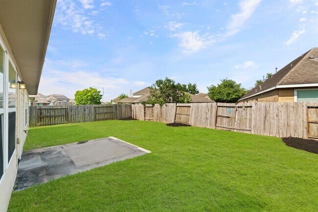 Building Photo - 5606 Drumlin Field Way