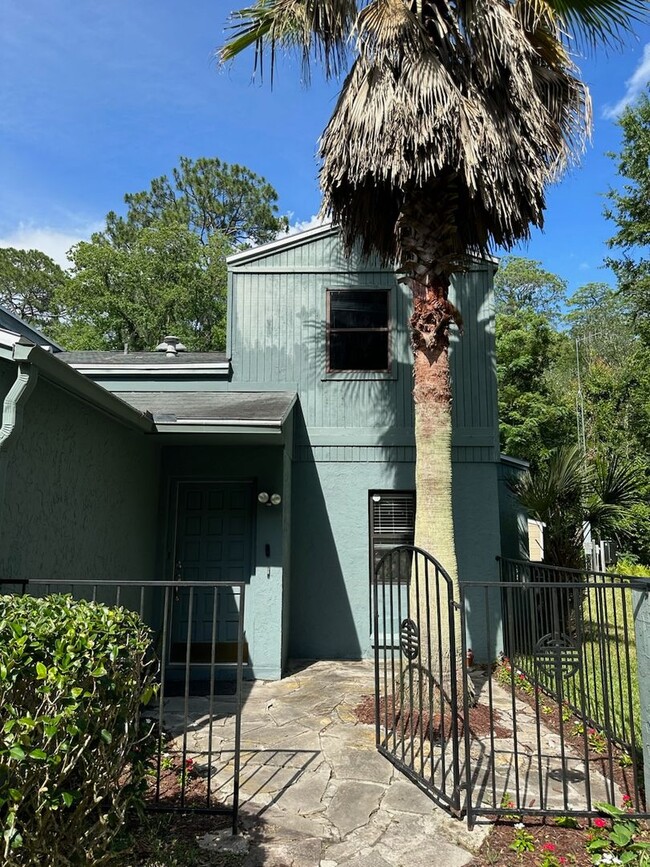 Foto del edificio - 3 Bedroom 2 Bath Townhome backing up to Ir...
