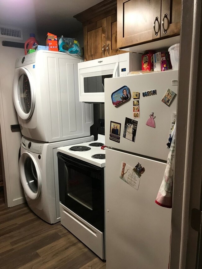 Building Photo - ALL utilities Included 2 Bedroom UNDER $1500