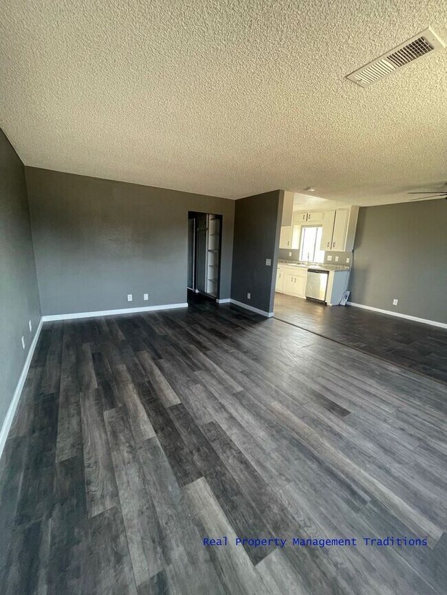 Building Photo - **$500 off 1st month's rent** Lancaster Ap...