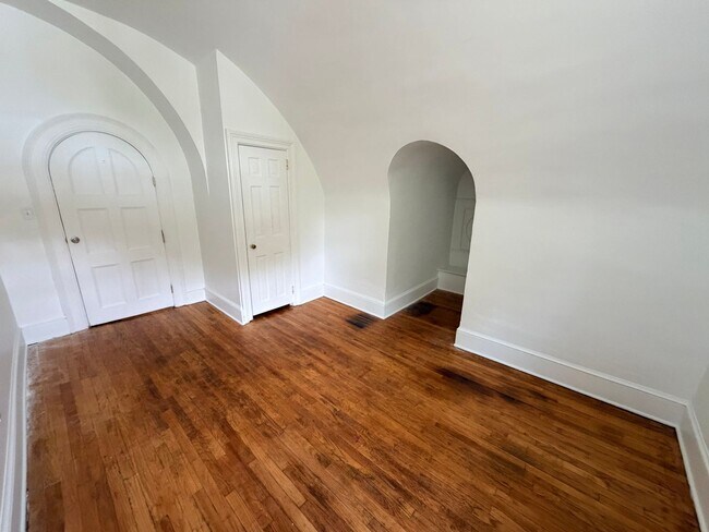 Building Photo - Historic 1 Bed / 1 Bath $1225 HEAT INCLUDED