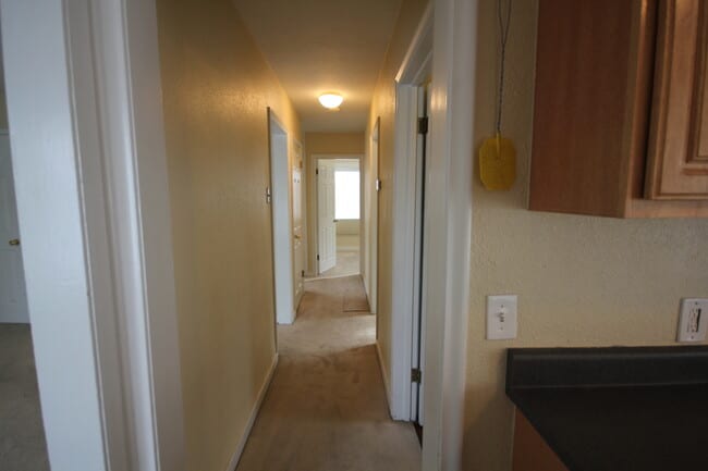 Building Photo - 3 Bedroom Duplex with Lovely Backyard(Upstairs)