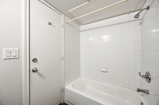 Foto del edificio - 9837 Walnut St