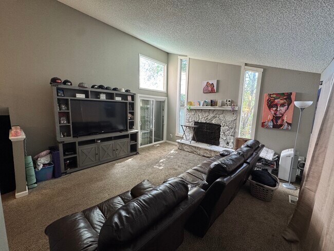 Foto del edificio - 3122 Moonbeam Cir S
