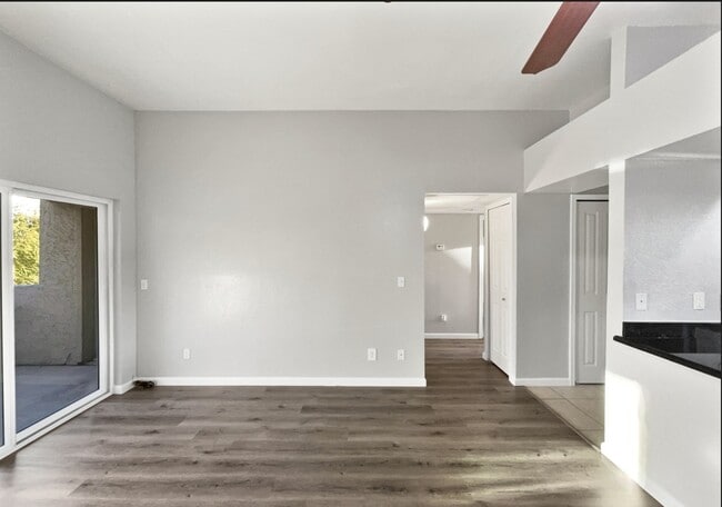 Foto del edificio - 1065 W 1st St