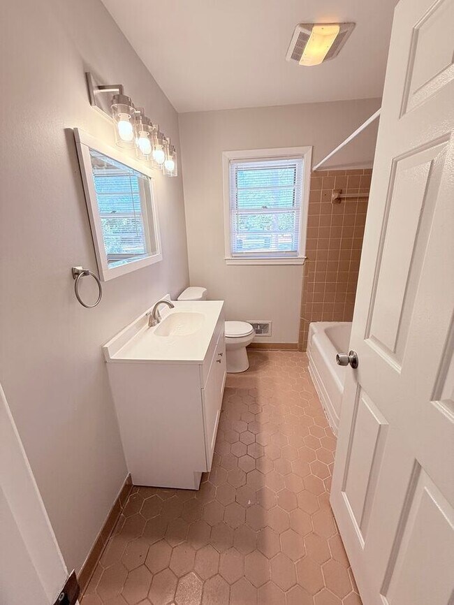 Building Photo - RENT SPECIAL! 3-4 BR Home! Large Brick hom...