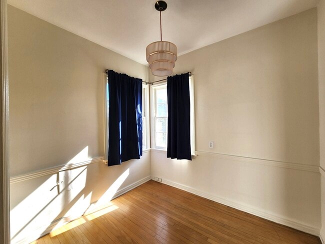 Foto del edificio - 10325-10327 /2 Ashton Ave