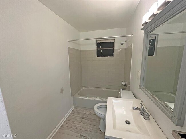 Building Photo - 2 br, 1 bath House - 522 NW 11th Ave # A