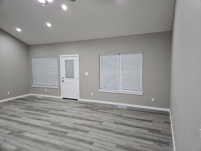 Building Photo - 4 Bed Ozark Home Availalbe Early June!