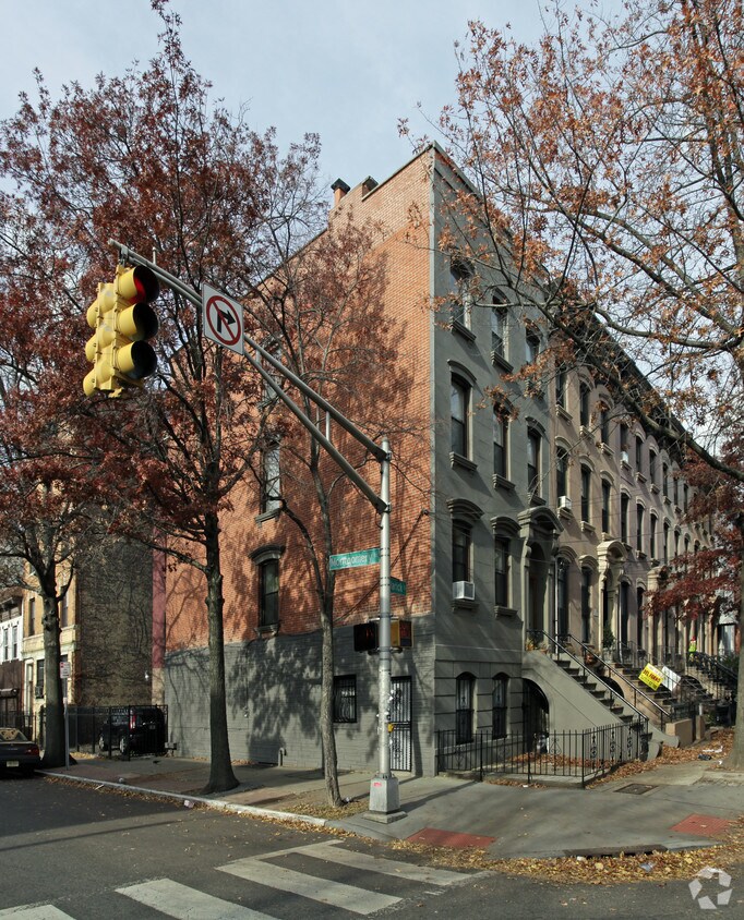 Primary Photo - 305 Varick St