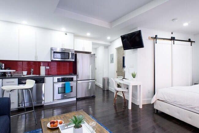 Foto del edificio - 809-4B  Studio Balcony W/D Prime location
