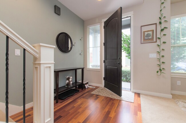 Building Photo - Large 3 bdrm / 2.5 bath with open floor pl...
