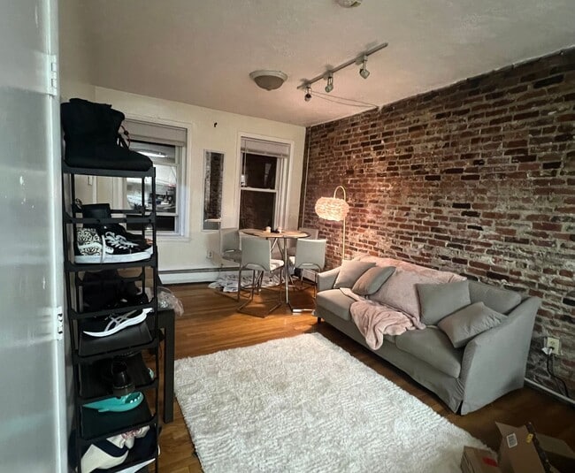 Building Photo - 2BR 1Bth unit. Heat/Hot Water included. Great location!