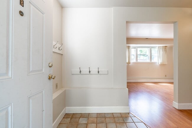 Foto del edificio - 2BR Apartment in Classic Capitol HIll House