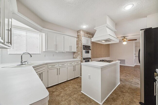 Building Photo - 7806 Rollingbrook Dr