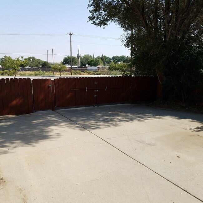 Fenced back yard - 736 Rugby St