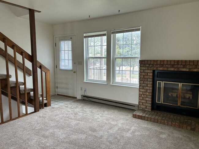 Foto del edificio - Quiet and Sunlit Townhome with Attached Garage and Washer/Dryer Included