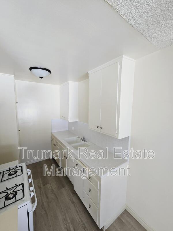 Building Photo - 1811 Huntington Dr