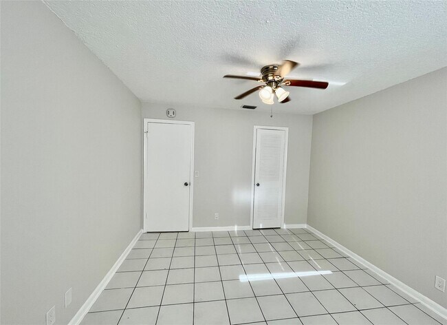 Building Photo - 501 W Kalmia Dr