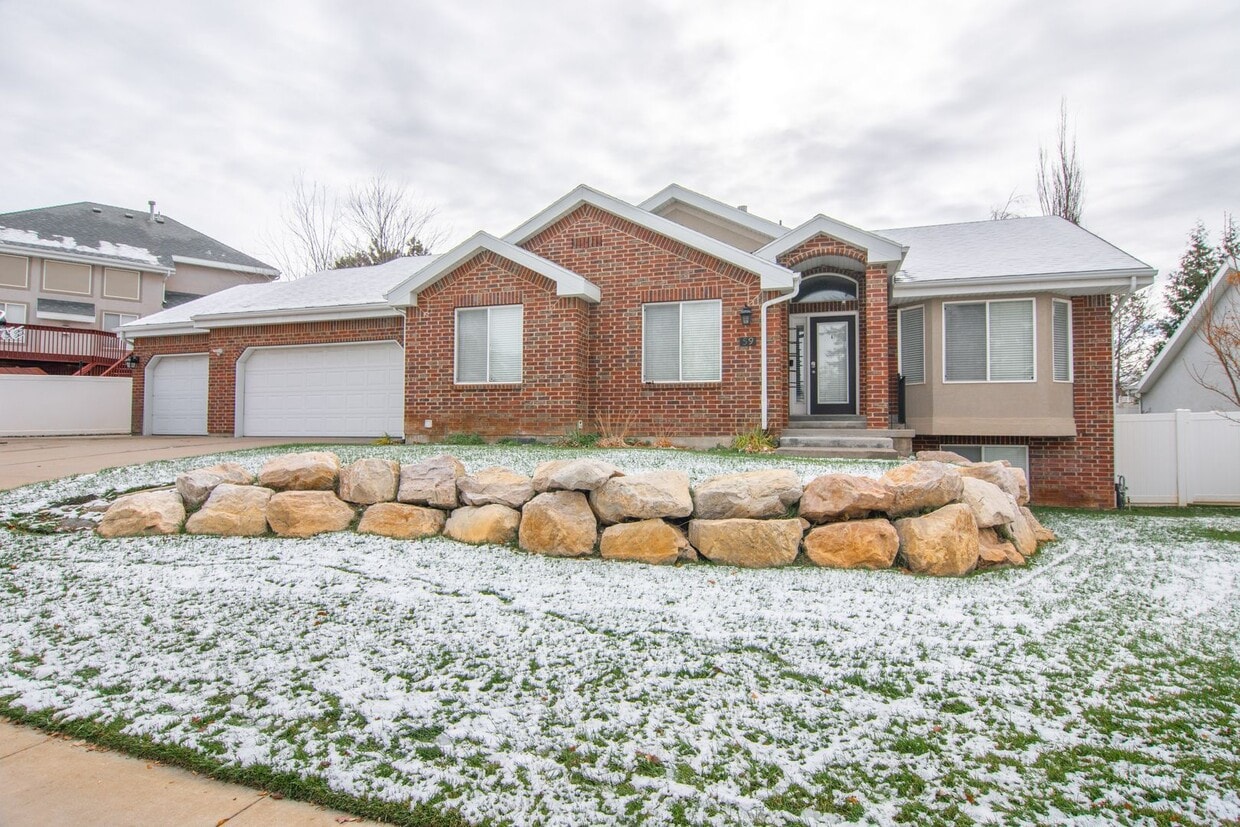 Gorgeous Bountiful Home w/ Solar & 3 Car Garage - Gorgeous Bountiful Home w/ Solar & 3 Car Garage