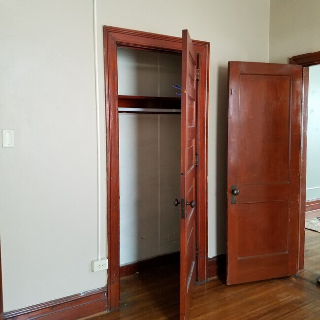 Building Photo - 1016 W King St