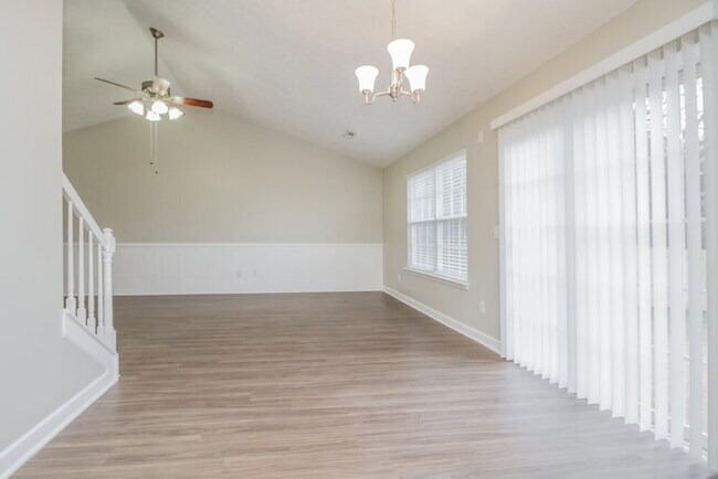 Building Photo - 8022 Meadowview Ln