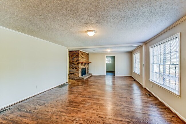 Foto del edificio - 2428 Briarcliff Dr