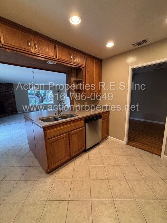 Foto del edificio - Move In Special! Central Roseville -  4 Bed, 2 Bath - Single Story - Separate Living and Family R...