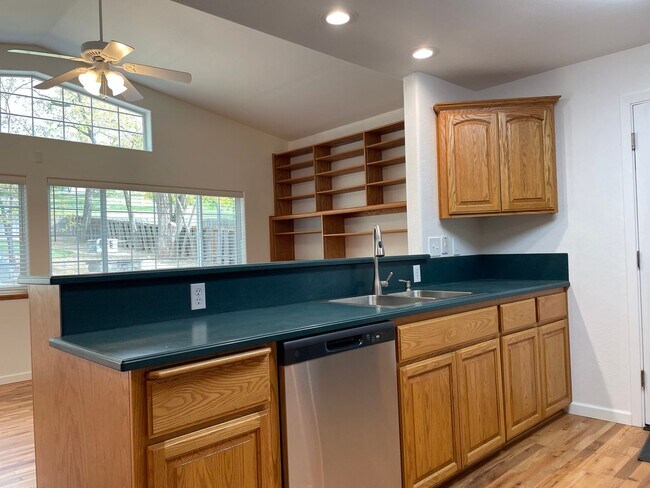 Foto del edificio - Nice 3 Bedroom 2 Bath Home-Office Space-Located in a Quiet East Medford  Nieghborhood East Medford