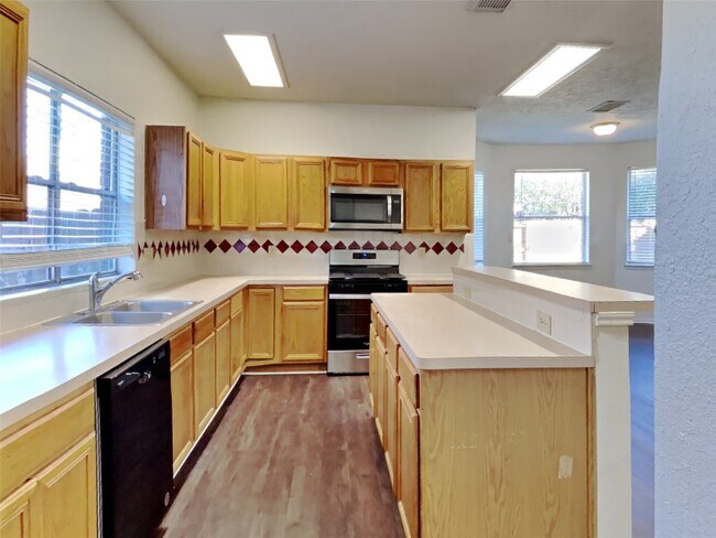 Building Photo - 2911 Linda Dr