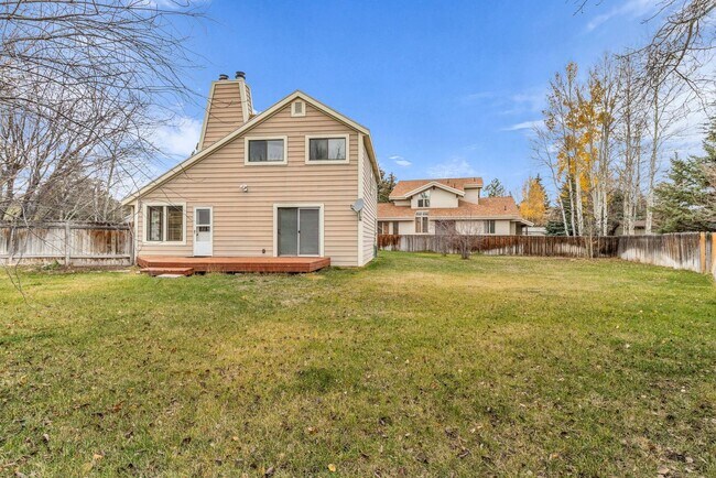 Building Photo - Prime Park Meadows Home