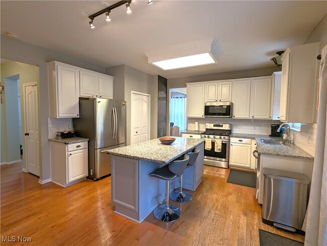 Building Photo - 38455 Renwood Ave