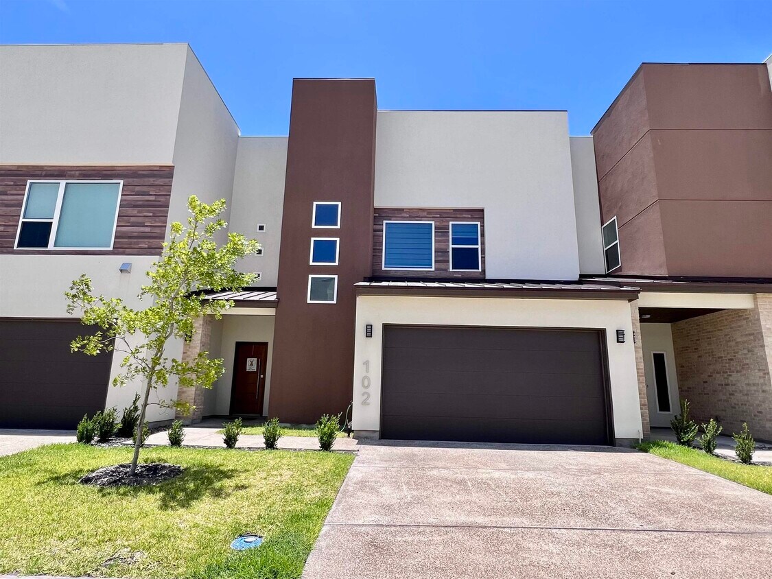 Foto principal - 9653 McPherson Rd