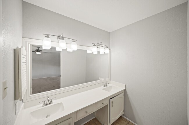 Foto del edificio - 6811 Tara Blue Ridge Dr