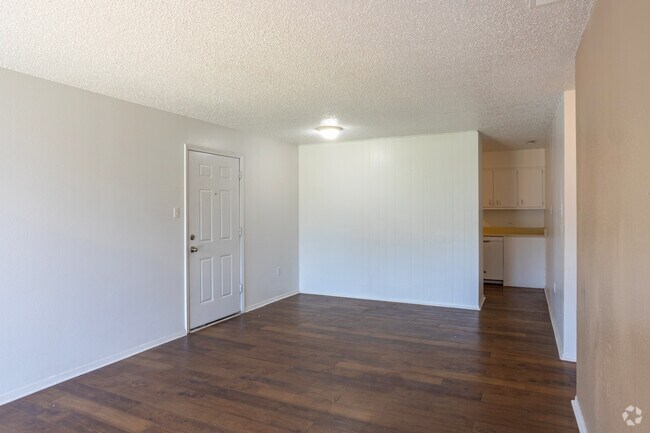 Sala de estar en la entrada - Coronado Apartments