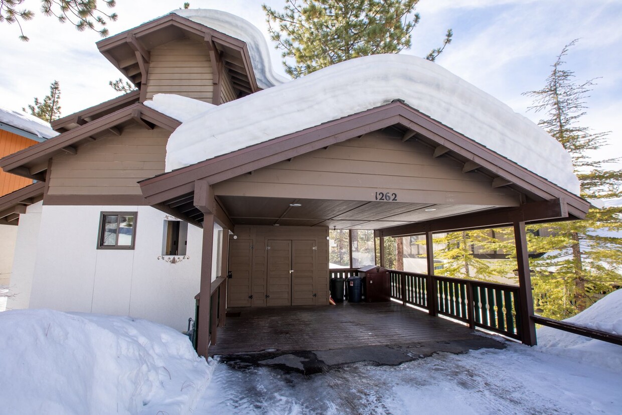 Primary Photo - Beautifully furnished home in the Tahoe Ty...