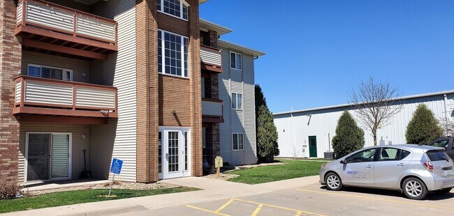 Foto del edificio - $1,095 | 2 Bedroom, 1 Bathroom Condo | Cat...