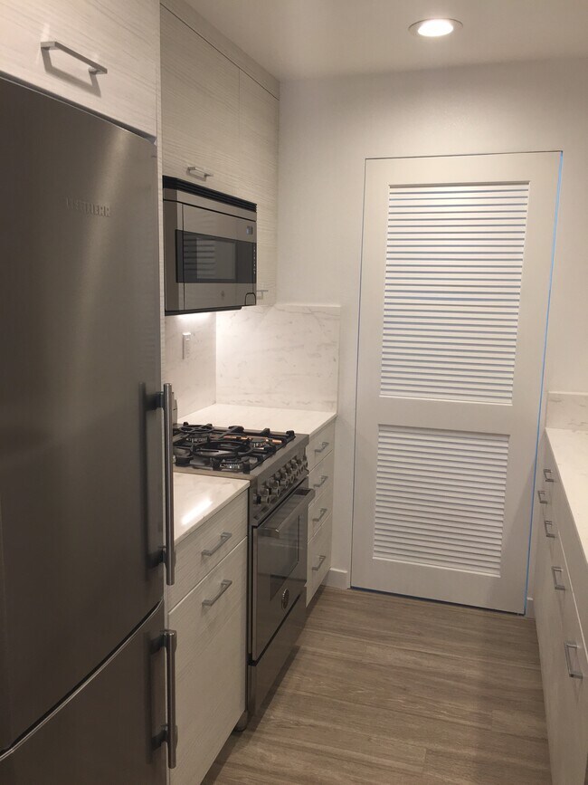 Foto del edificio - 8600 Burton Way