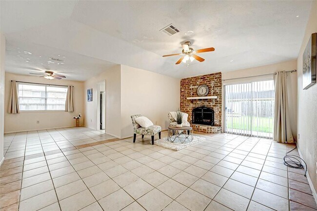 Foto del edificio - 9915 Towne Tower Ln